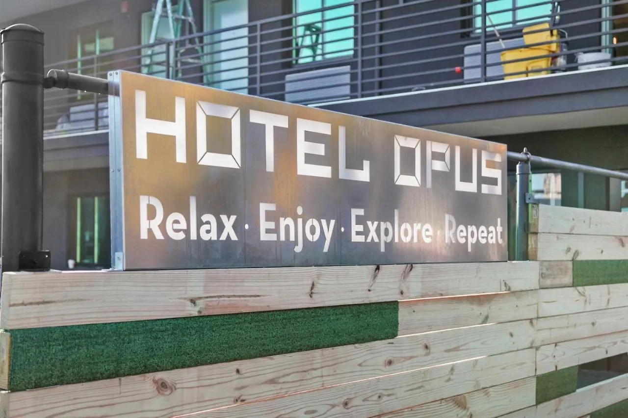 Hotel Opus Bronx Near Bay Plaza Mall New York 3*,