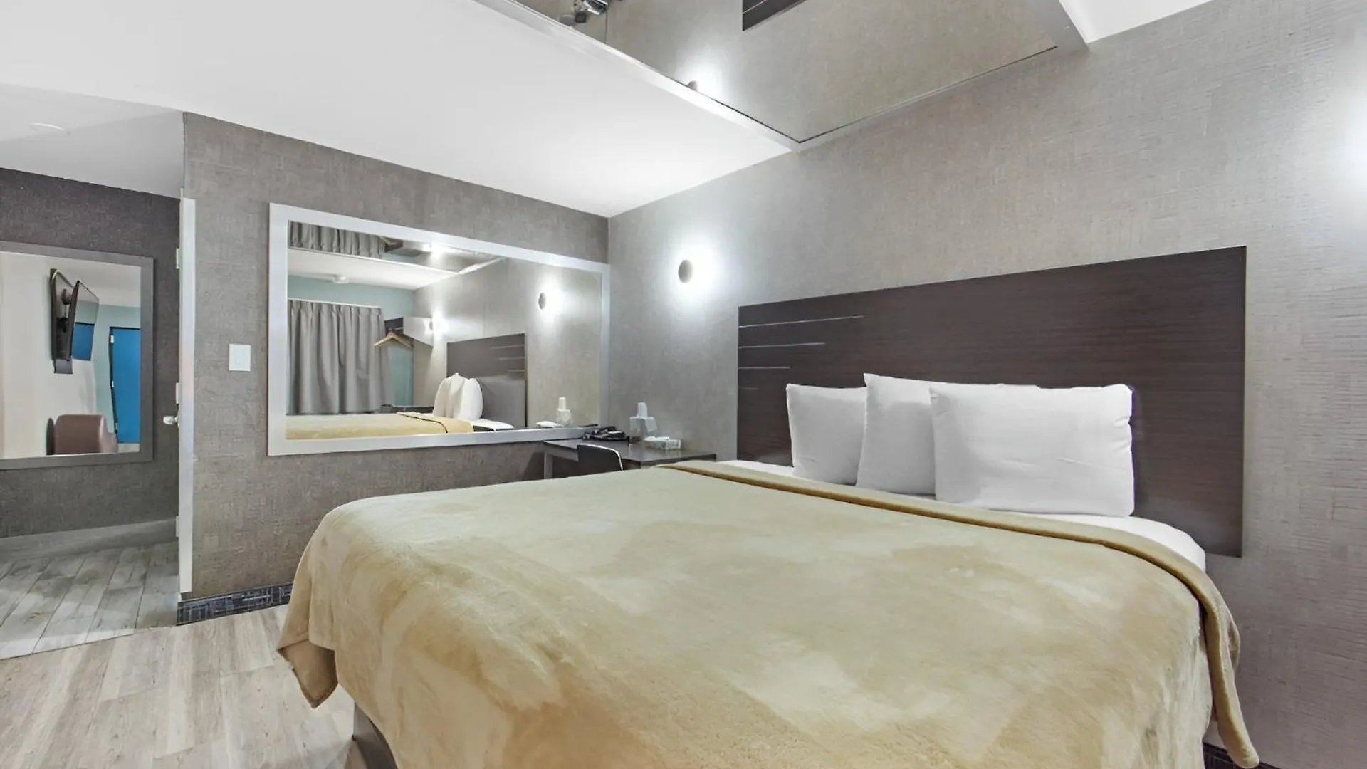 Hotel Opus Bronx Near Bay Plaza Mall New York